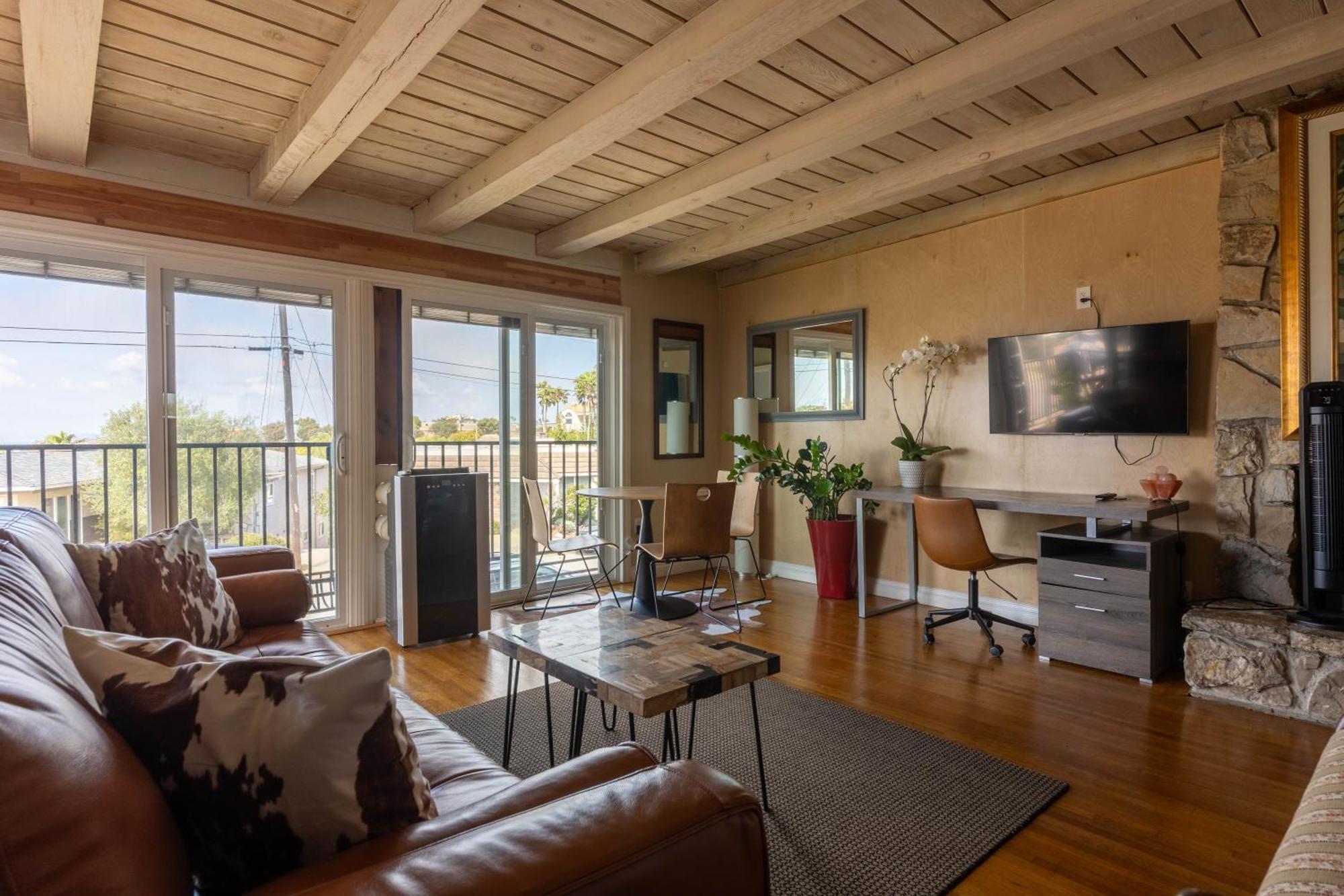 Overlooking Marina Del Rey Sailboats, Is Green Ginger Playa Del Rey On The Bluff, Affittacamere